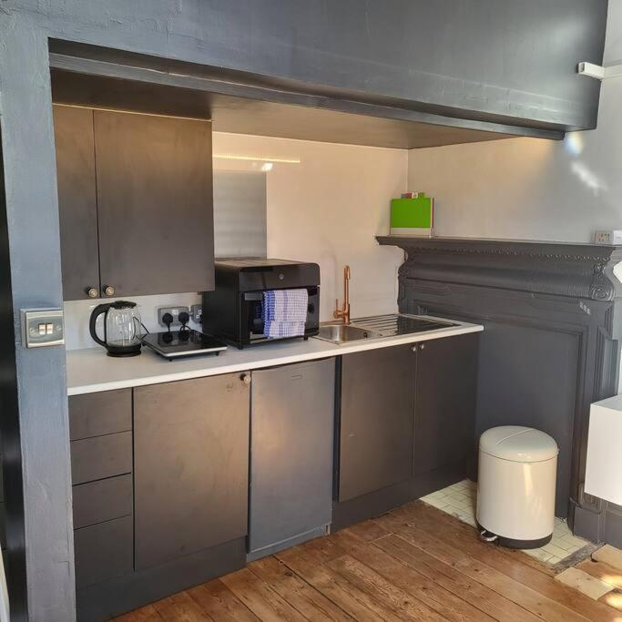 21 Mini Loft Apartment - Great Location - Comfy King Size Bed Brighton Екстериор снимка
